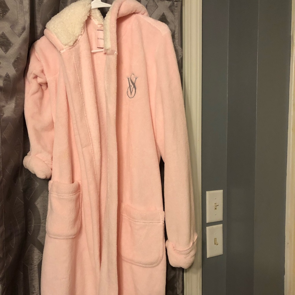 Vs robe. NWOT